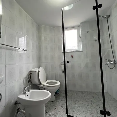 旅馆 Sisterhood Rooms- Shared Bathroom 地拉那